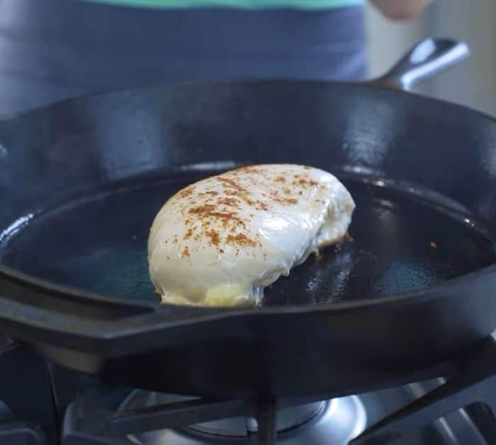 How to Cook Frozen Chicken in a Pan