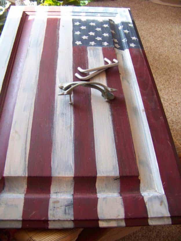 Rustic DIY Ideas With the American Flag | Patriotic Flag Country Crafts and DIY Projects for the Home and Backyard | Cabinet Door Upcycled into American Flag DIY Tray