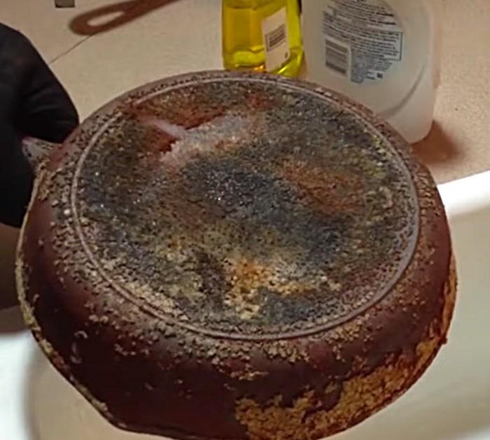 How to clean season and maintain a cast-iron skillet with Crisco