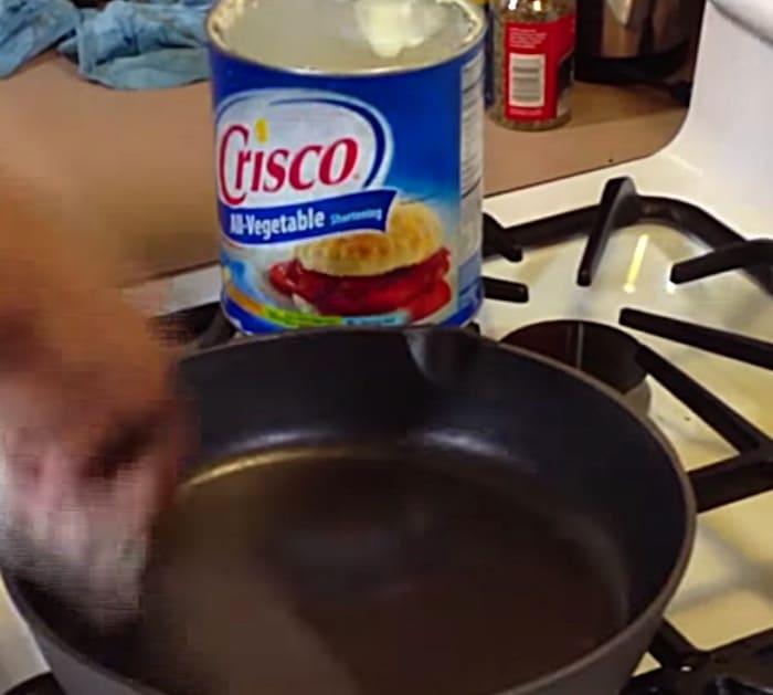 How to clean season and maintain a cast-iron skillet with Crisco