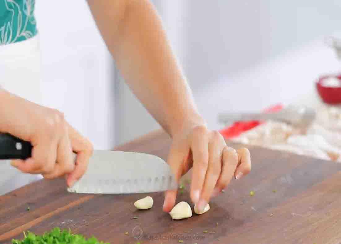 Mincing 4 cloves of garlic