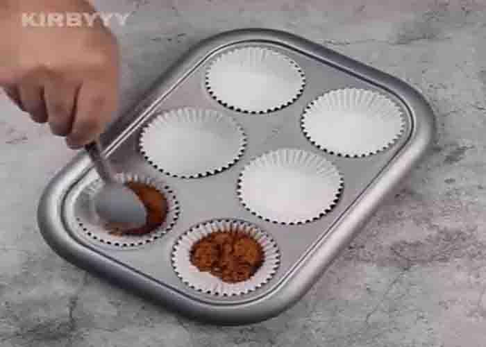 Making the crumb bottom of the flan cupcake
