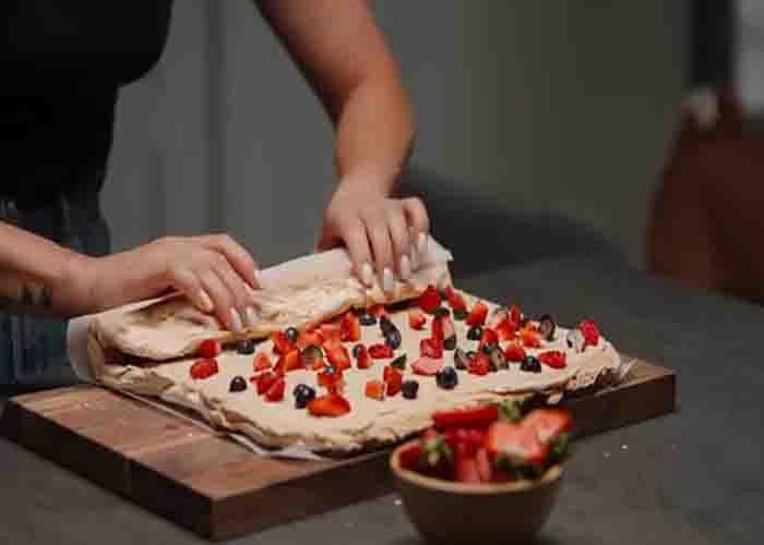 Rolling the meringue cake