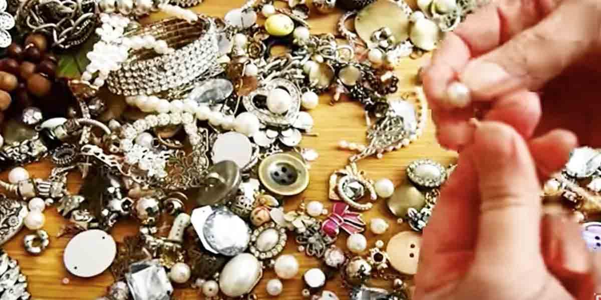 She Makes Some Expensive Looking Decorations That Will Wow Your Holiday Guests!