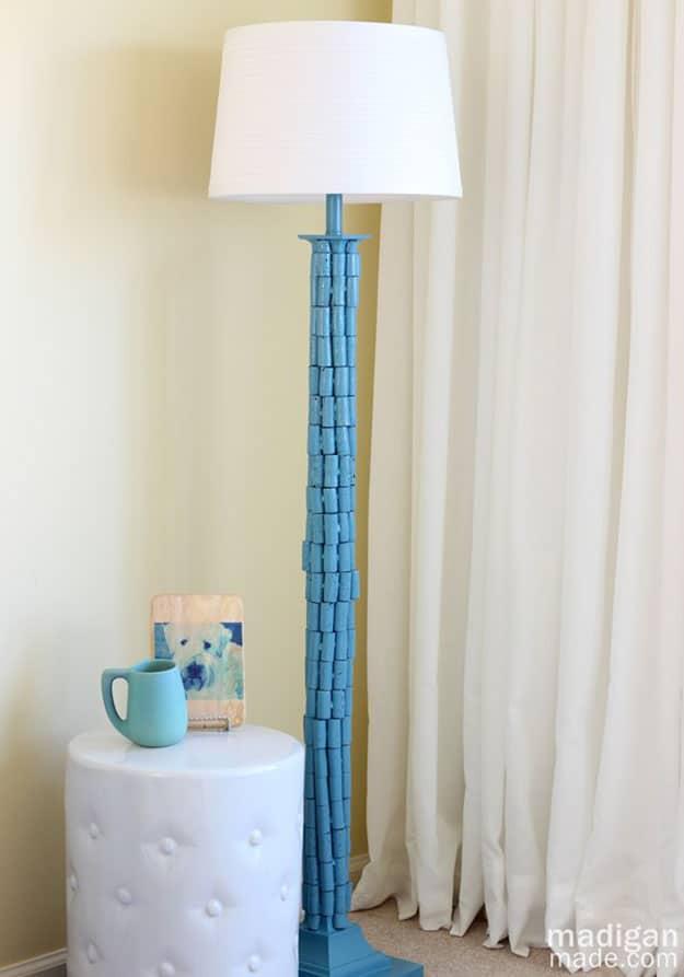 Fun Wine Cork Crafts & Homemade DIY Room Decor - DIY Wine Cork Lampshade - DIY Projects & Crafts by Sueeye #crafts