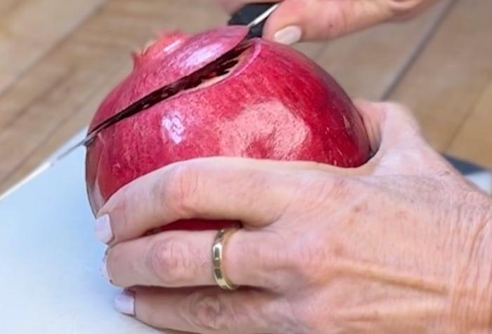 Peel a pomegranate in under a minute craft idea — pom peeling trick for no mess