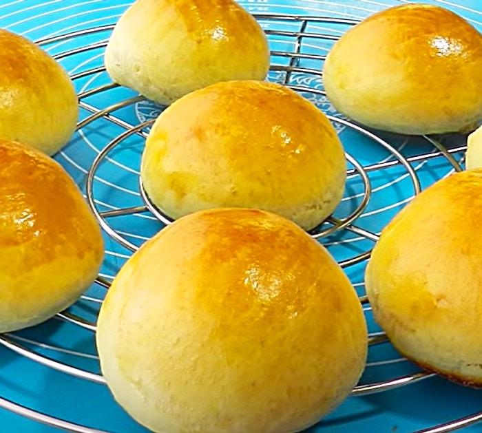 Make Sweet Bread Rolls To Stuff With Cream Cheese