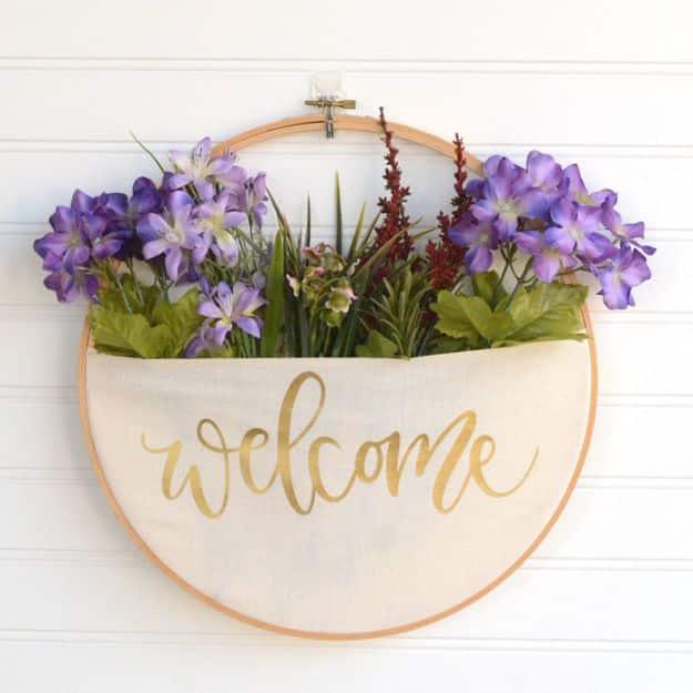 No-Sew DIY Embroidery Hoop Pocket Wreath, a favorite pick from this roundup and an idea worth saving for later