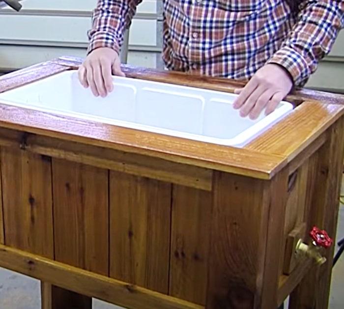 How to Make A Wooden outdoor patio cooler - DIY Patio Furniture and Decor Ideas