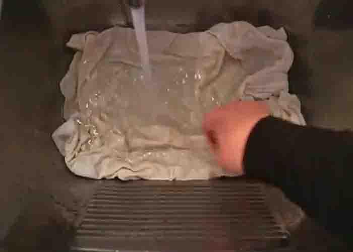 Soaking your clothes to water with oxygen-based bleach