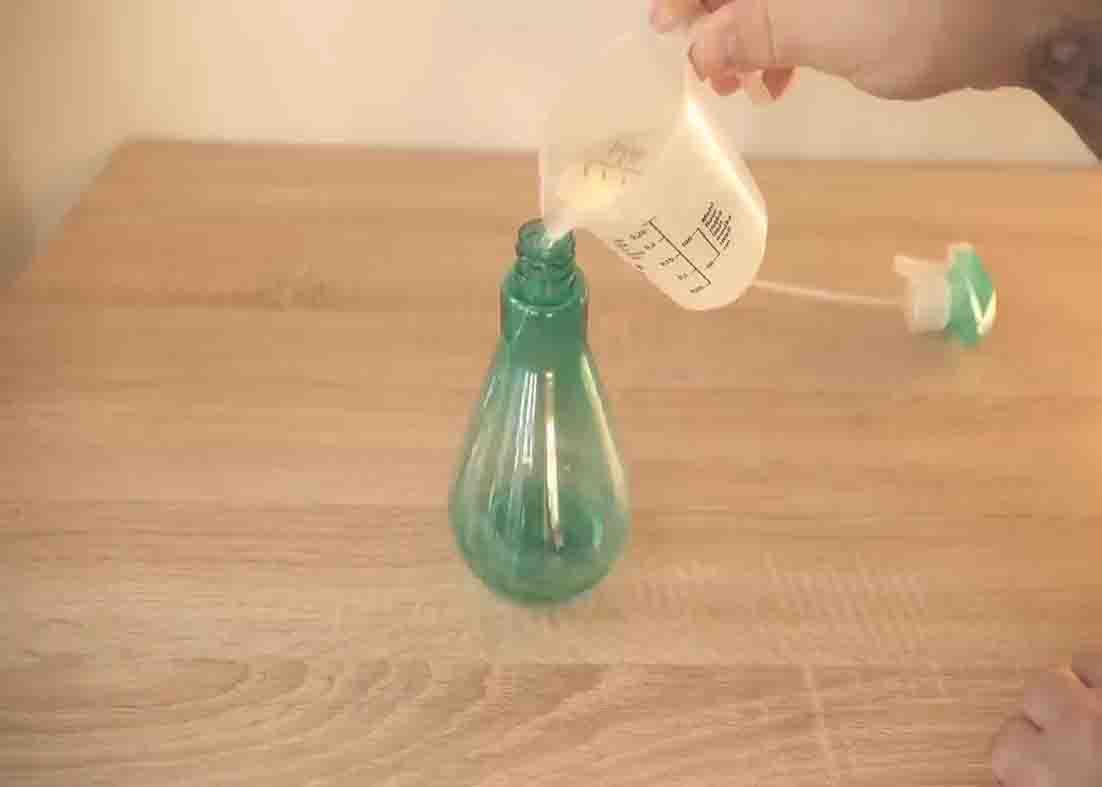 Mixing the ingredients for the homemade de-icing solution