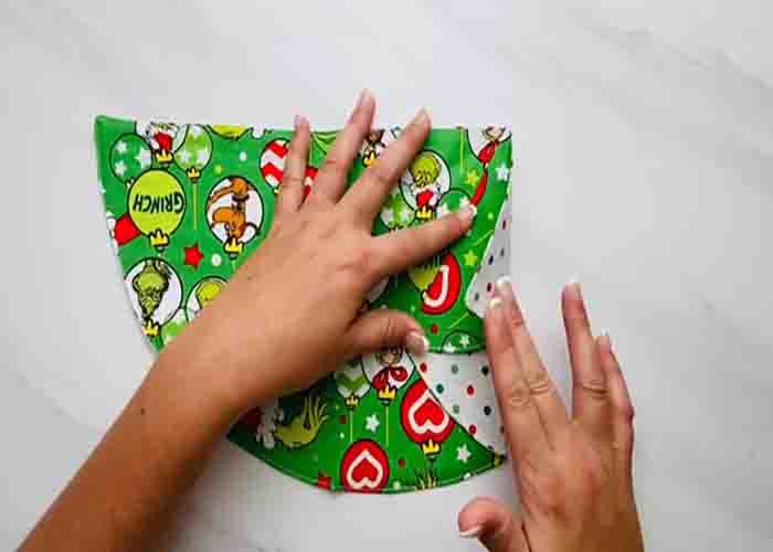 Shaping the Christmas tree fabric napkin