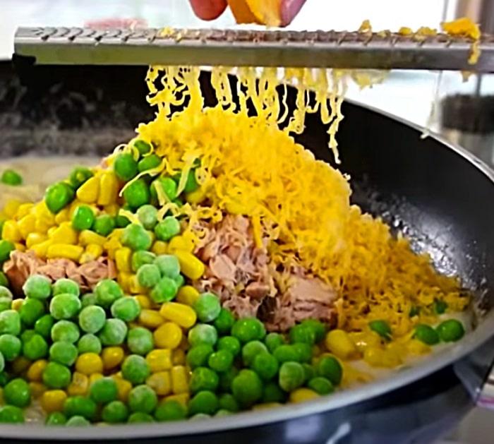 Tuna casserole in puff pastry