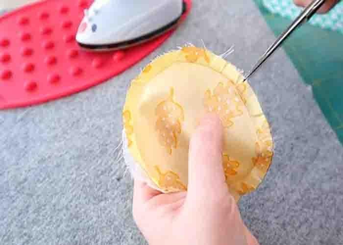 Snipping the edges of the circle for the quilt block