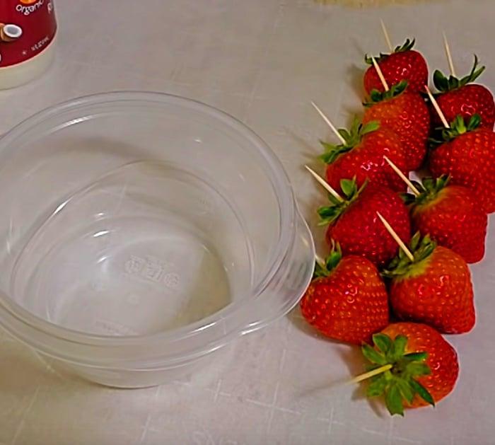 Make marbleized Strawberries this Valentines Day