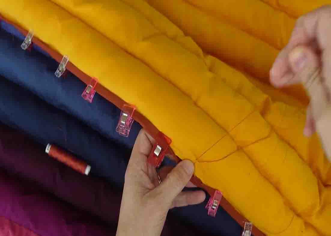 Sewing the binding of the puff quilt manually
