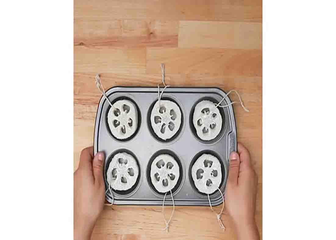 Placing the loofah on the muffin tin