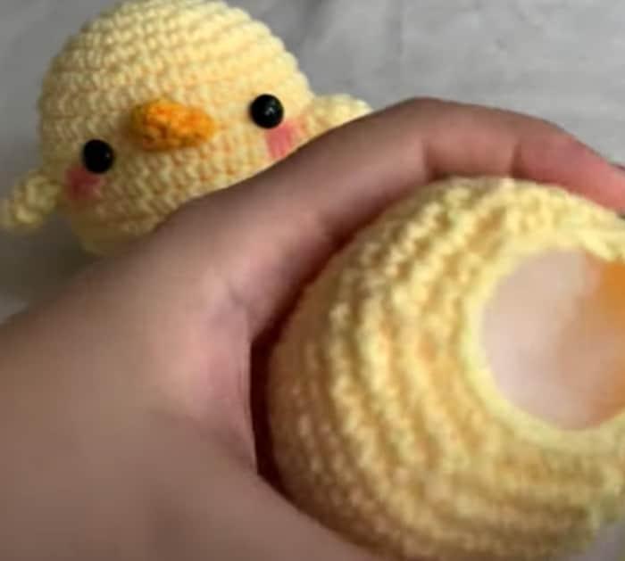 steps in making a crochet chicken