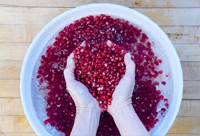 Peel a pomegranate in under a minute craft idea — pomegranate seeding trick youtube video