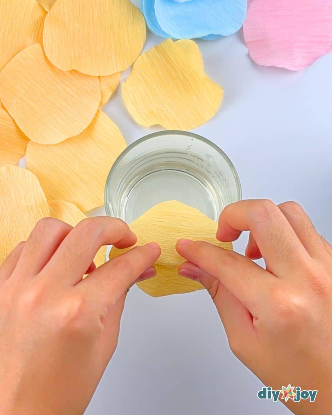 Easy Paper Roses Glass — forming the paper rose