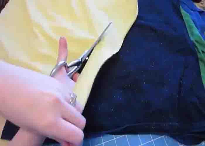 Cutting the old t-shirts to make it into a rug