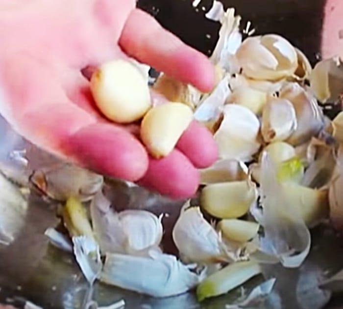 Easy Way To Peel Garlic - Garlic Trick - Peeling Garlic Tip