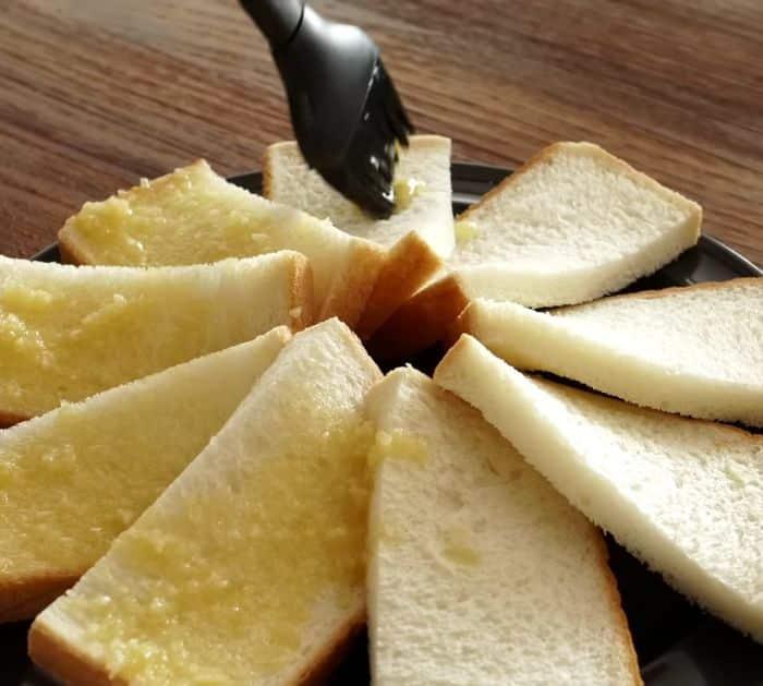 Easy Crunchy Garlic Butter Bread Pizza Recipe