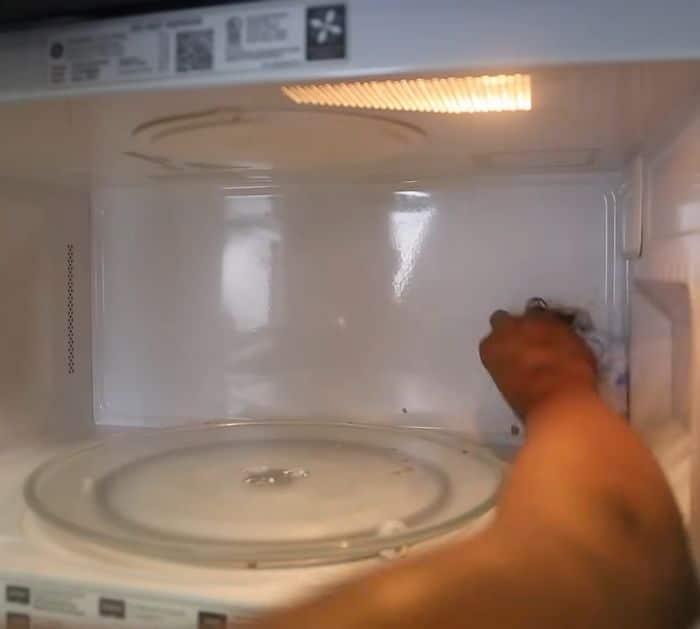 How to Clean and Remove Odor From Microwave