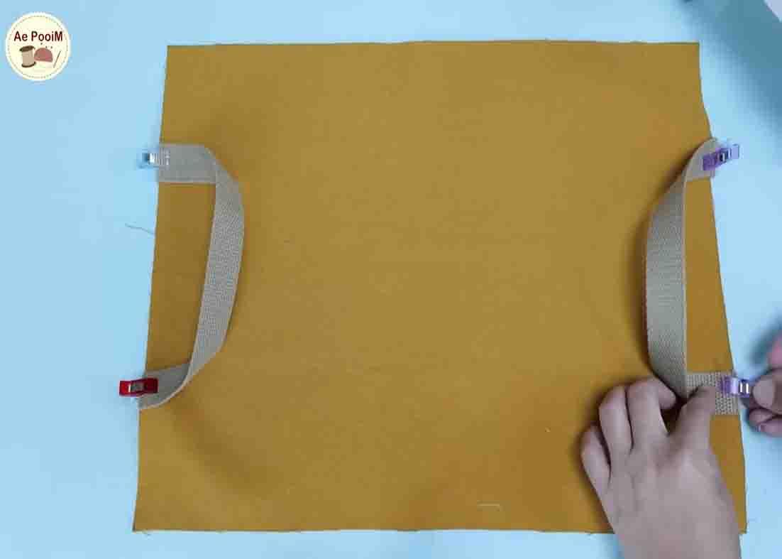 Attaching the handles of the tote bag