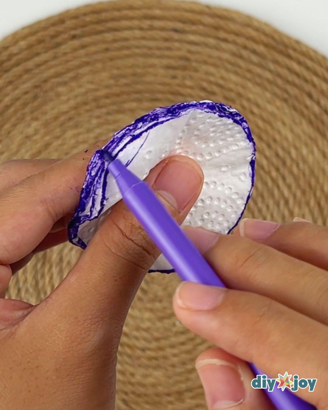 Toilet Paper Flowers — coloring the edges