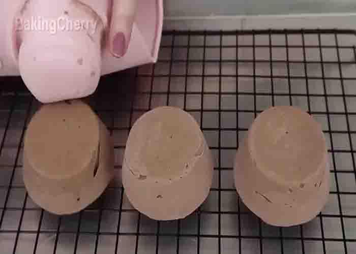 Molding the mini mousse cake