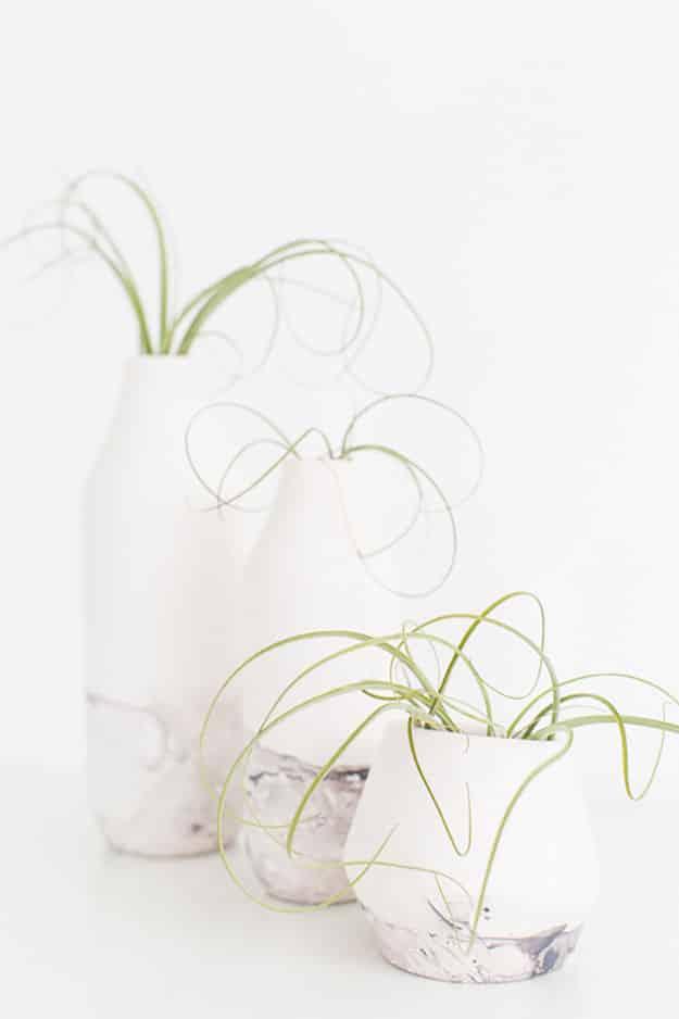 Cheap DIY Gifts for Women | Easy DIY Home Decor | DIY Marbled Bottom Vases | DIY Projects & Crafts by Sueeye#diygifts #christmas #diy #gifts