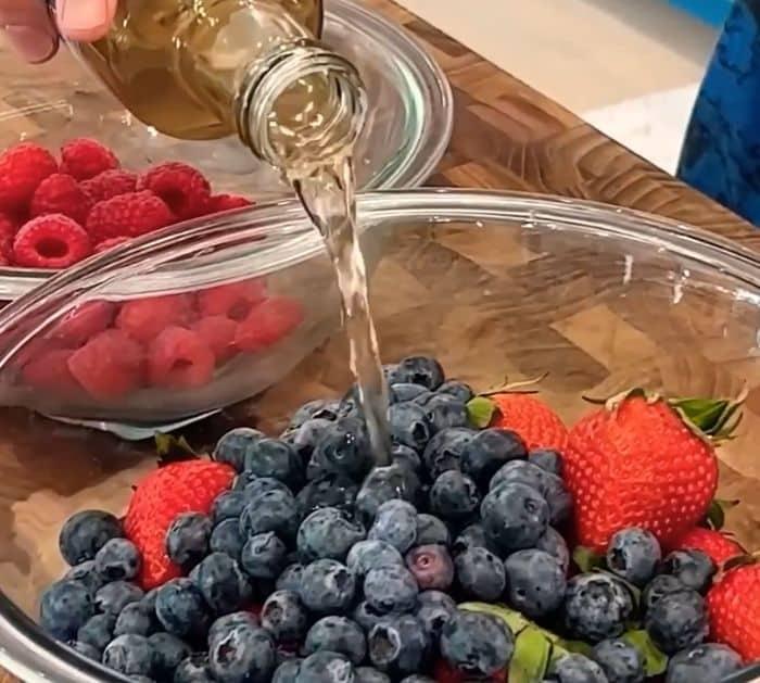 How to Use Vinegar to Wash Berries