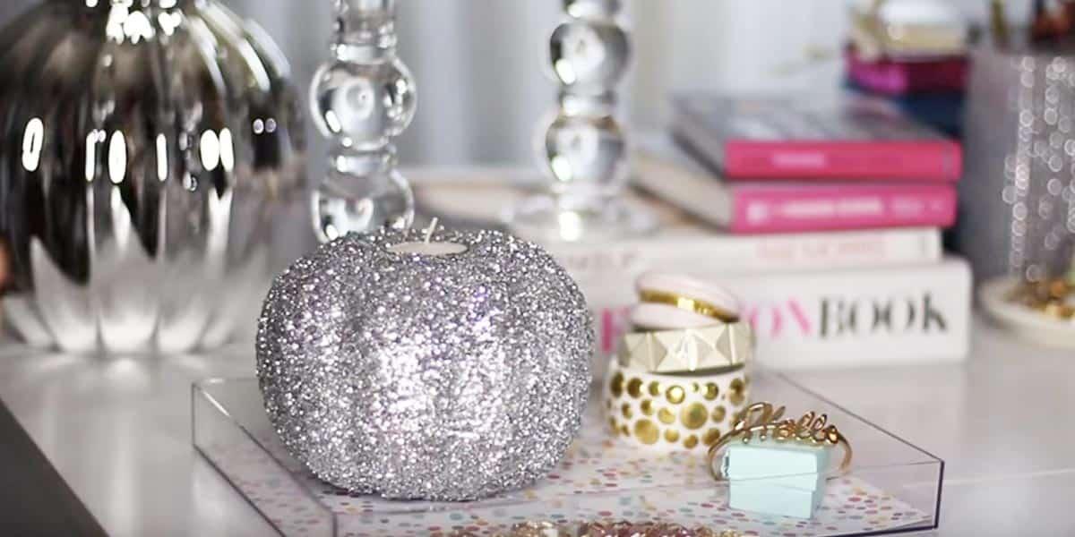 She Makes A Stunning Glittery Pumpkin Candle Holder For A Glam Holiday Season…