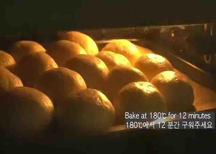 Baking the pull-apart cheese garlic bread
