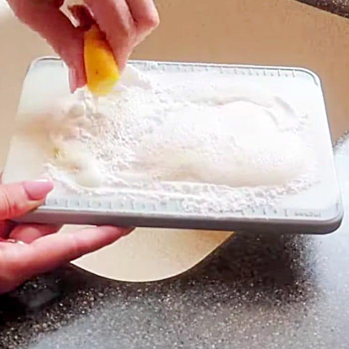 How To Clean A Plastic Cutting Board - Kitchen Hacks - Cleaning Hacks - Easy Kitchen Hacks - Cleaning Tips - All Natural Home Cleaners