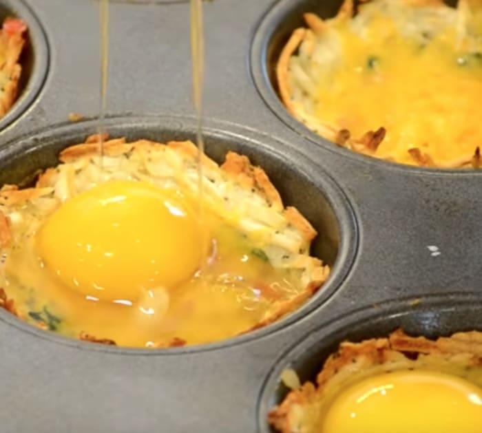 Make ham and hash brown breakfast cups with eggs