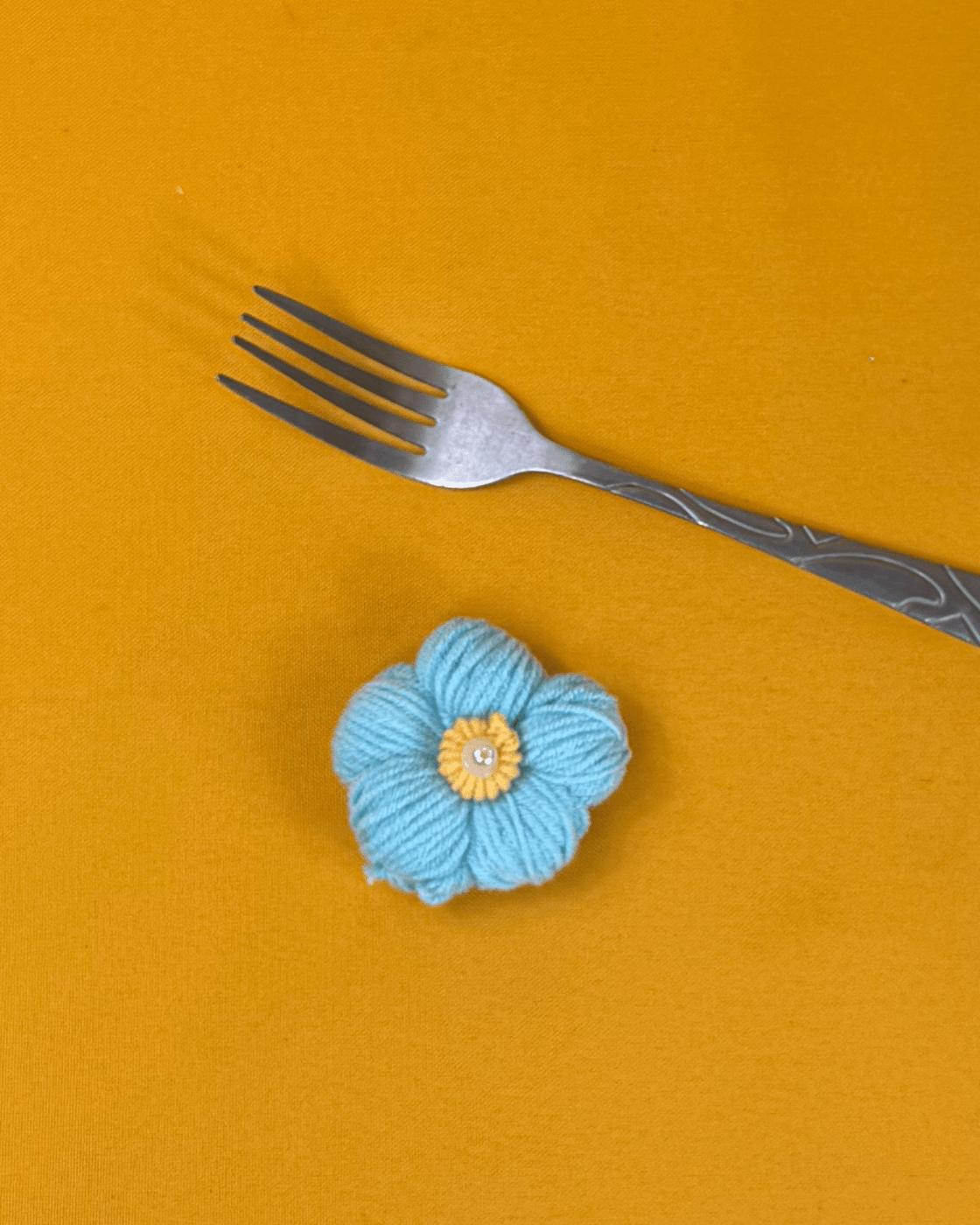 Flowers Using Yarn — how to make diy yarn flowers