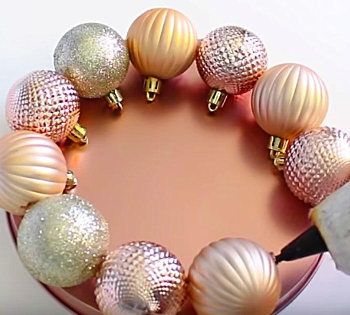 Learn to make a DIY Mini Tree with Christmas Balls and a hot glue gun