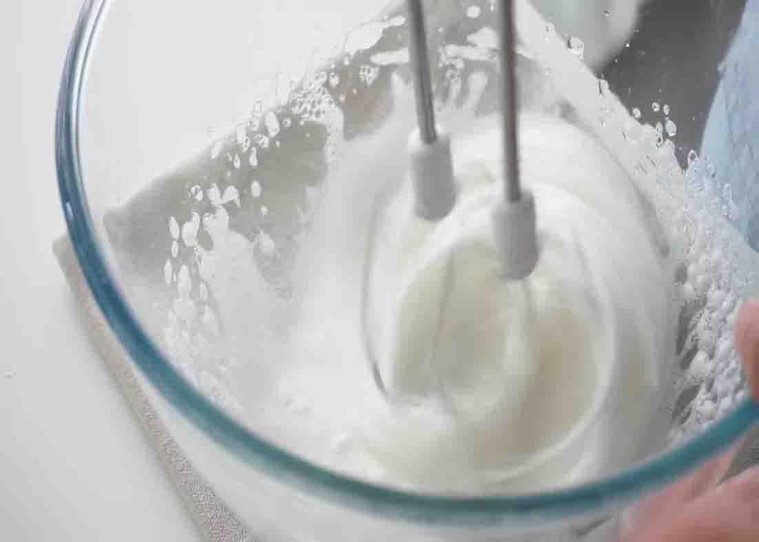 Whipping the egg white for the souffle pancake