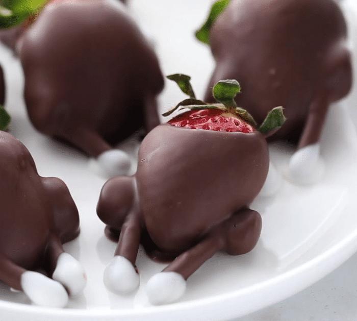 How to Make Chocolate-Covered Strawberry Turkeys