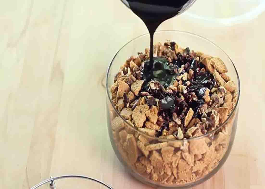 Mixing the chocolate sauce and the digestive biscuits