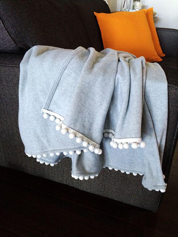DIY Pom Pom Fleece Blanket, simple enough for a first try and a great fix using stuff you already have on a shelf
