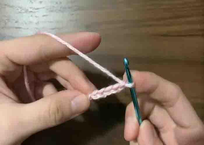 Making a single chain for the mini heart crochet