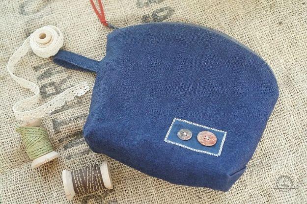 Blue Jean Upcycles - Denim Makeup Bag - Ways to Make Old Denim Jeans Into DIY Home Decor, Handmade Gifts and Creative Fashion - Transform Old Blue Jeans into Pillows, Rugs, Kitchen