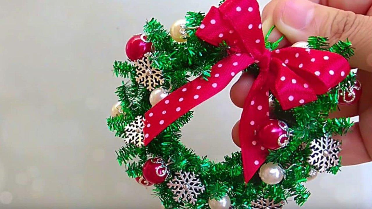 DIY Mini Ornament Wreaths Out Of Pipe Cleaners