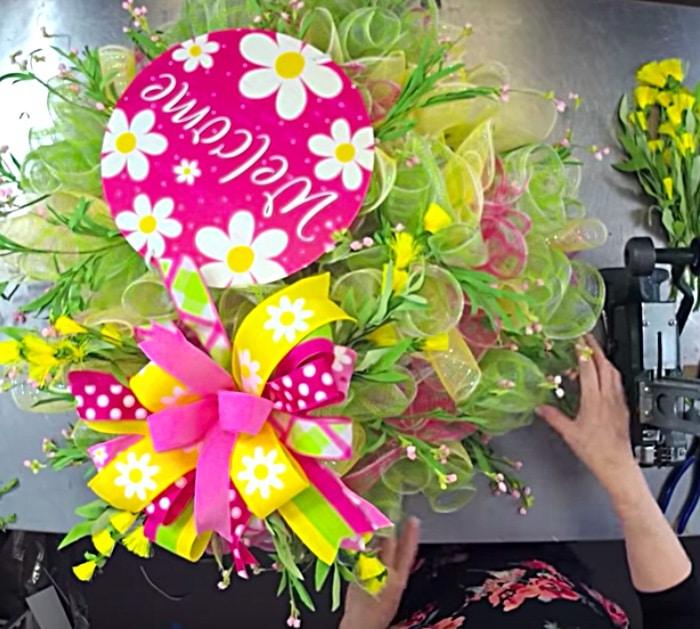 Make An easy fluffy wreath for spring