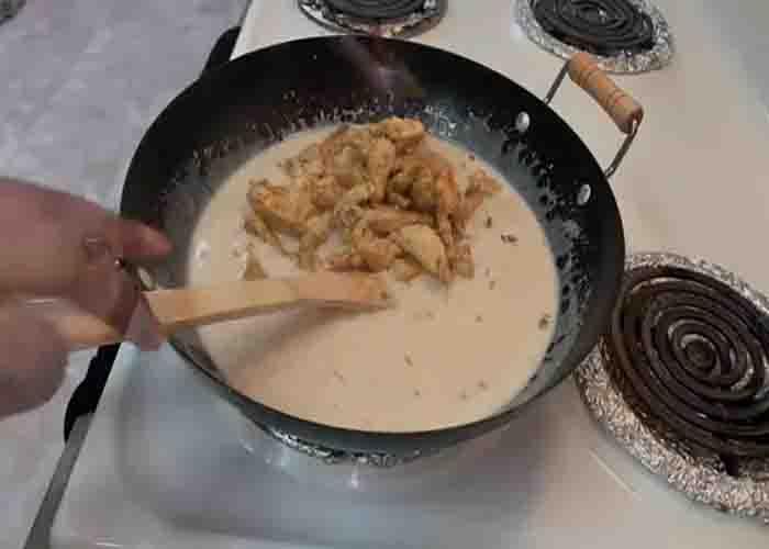 Cooking the sauce of the lazy alfredo pasta