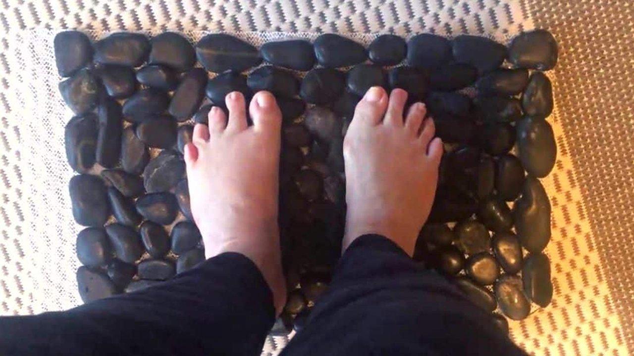 DIY Dollar Tree Stone Bath Mat Tutorial