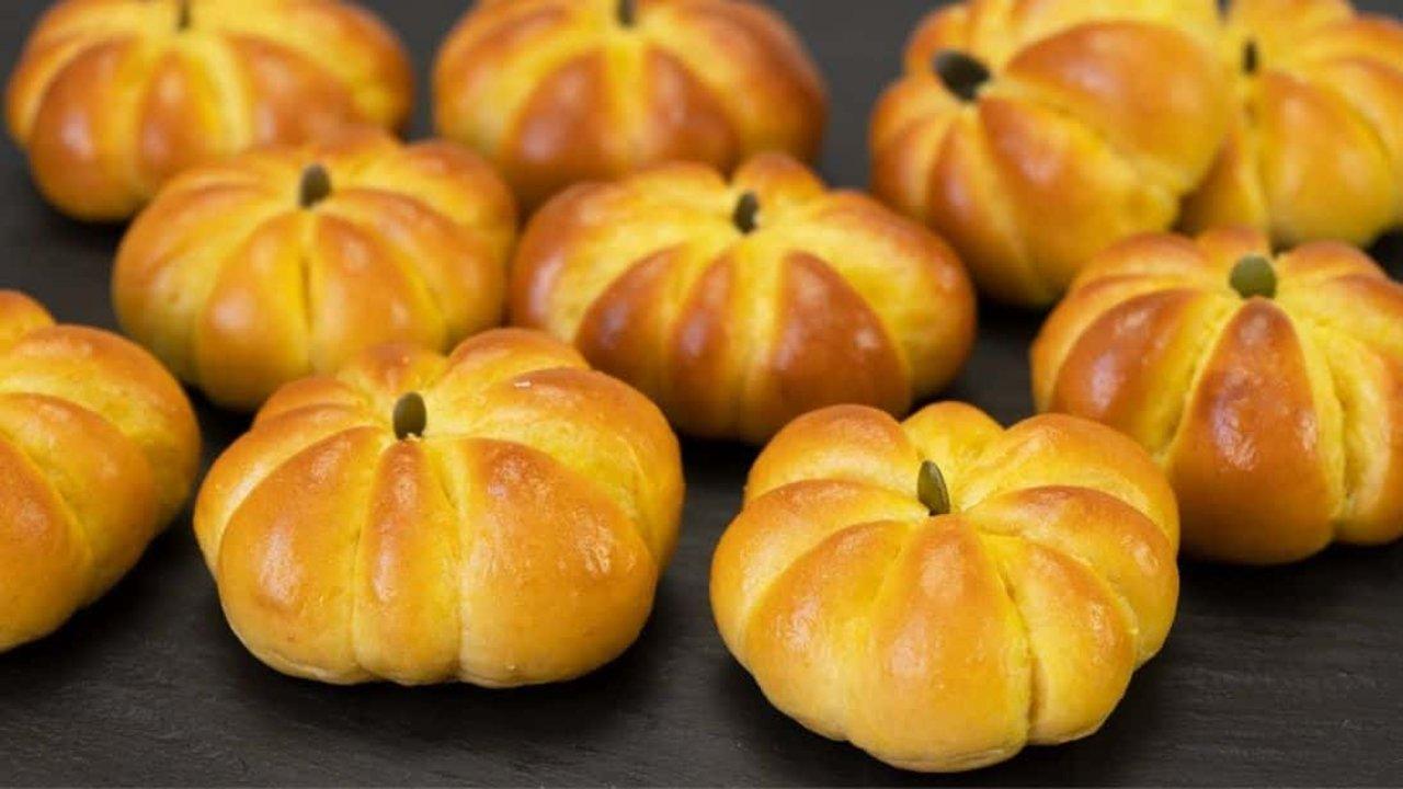Easy Soft Pumpkin Dinner Rolls Recipe